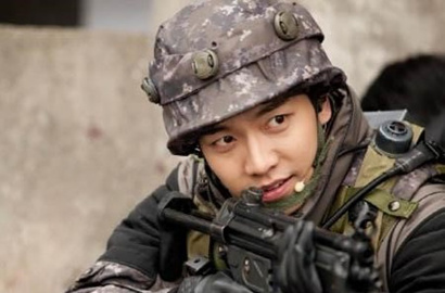 Sapa Fans Saat Wamil, Lee Seung Gi Makin Ganteng Selfie Sama MC Mong