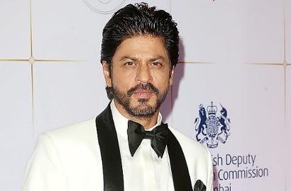 Bikin Iri, Fans Indonesia Ini Sukses Dipeluk dan Dicium Shahrukh Khan