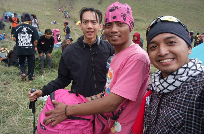 Trend Pendaki Gunung Pakai Baju Pink, Netter Jadi Gemes