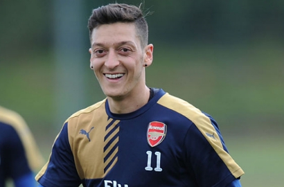 Bikin Heboh, Mesut Ozil Diserbu Para Jamaah Minta Foto Saat Umrah