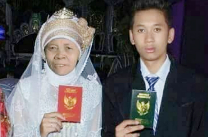 Terlanjur Cinta, Remaja Ganteng Ini Nikahi Nenek Berusia 52 Tahun