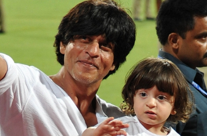 Wow, Shahrukh Khan Rayakan Ultah ke-3 AbRam di Atas Jet Pribadi