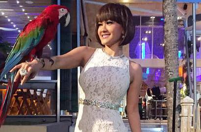 Berbaju Sopan, Gaya Duduk Julia Perez Bikin Geleng-Geleng Kepala