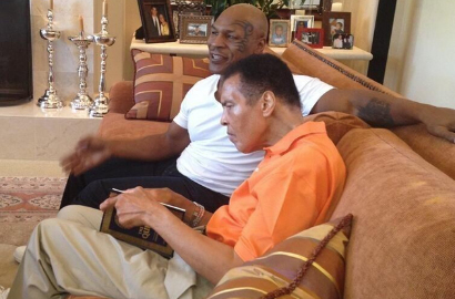 Turut Berduka, Mike Tyson Unggah Foto Bareng Muhammad Ali