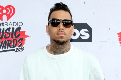 Chris Brown Bantah Injak Kepala Fans Meski Terekam Kamera