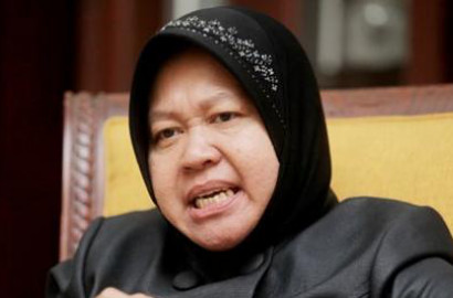 Wali Kota Surabaya Risma Sahur Bareng Aparat di Emperan Toko