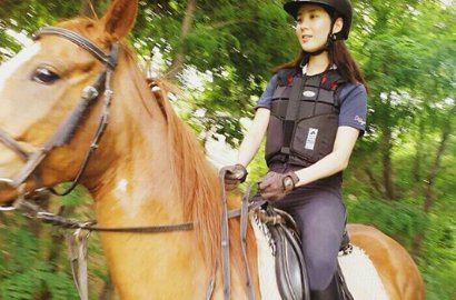 Seohyun SNSD Elus Sayang Kuda di Video Ini, Netter: Bikin Ngiri
