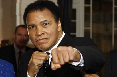 Tokoh Penting dan Ribuan Muslim Ikut Sholatkan Jenazah Muhammad Ali