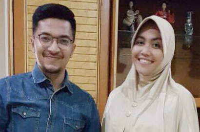 Denada Salah Tingkah Usai Dapat Hadiah Bunga dari Ihsan Tarore