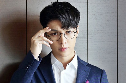 Jadi Cover Majalah Tiongkok, Lay EXO Super Seksi Pamer Abs