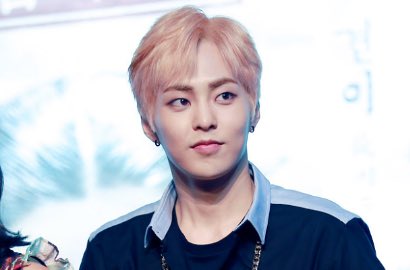 Awas Klepek-Klepek, Xiumin Pamer Abs Seksi di Pemotretan Majalah