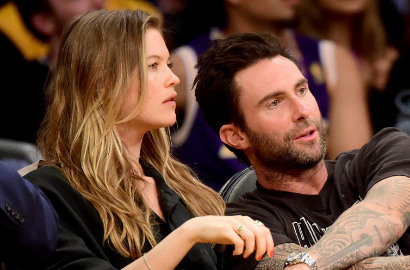 Pamer Perut Buncit, Behati Prinsloo Kencan Mesra Bareng Adam Levine