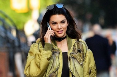 Pakai Busana Transparan, Kendall Jenner Kembali Pamer Tindikan Payudara
