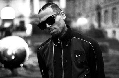 Respon MV 'Famous', Chris Brown Angggap Kanye West Gila