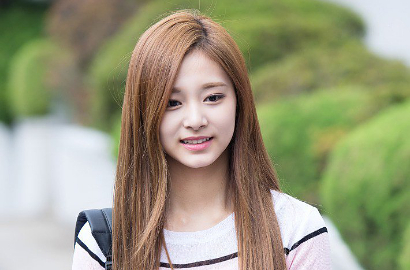 Selfie Bareng Fans, Tzuyu Twice Malah Dibilang Berkulit Gelap di Foto Ini