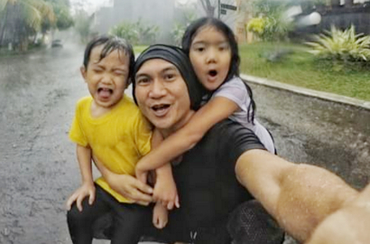 Ditinggal Sheila Marcia Mudik, Leticia Seru-Seruan Main Hujan Bareng Anji