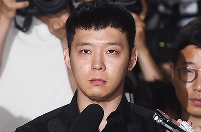 Waduh, Ada Wanita Lain Ngaku Diikuti Yoochun Saat ke Kamar Mandi
