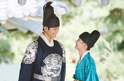 Cieee, Park Bo Gum Perhatian Sama Kim Yoo Jung di Foto Adegan 'Moonlight Drawn'