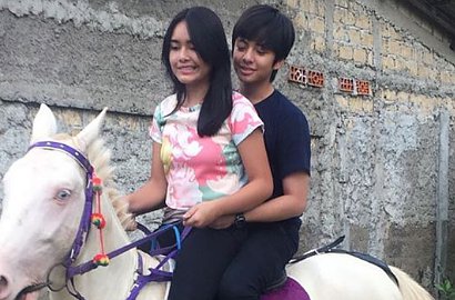 Berkuda Bareng Amanda di 'Mermaid in Love', Tangan Angga Aldi Bikin Gagal Fokus