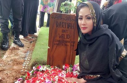 Bikin Sedih, Kristina Unggah Foto Ciuman Terakhir untuk Sang Bunda