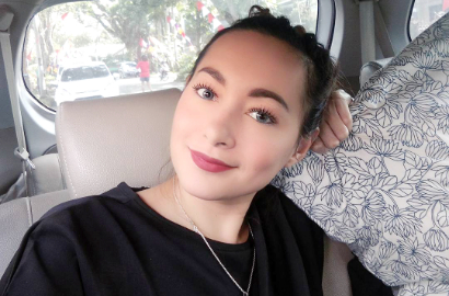 Sempat Dibantah, Foto Dewi Rezer Cium Pria Bule Beredar Lagi