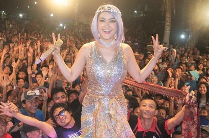 Rayakan Ultah ke-36, Julia Perez Main Ular Sanca