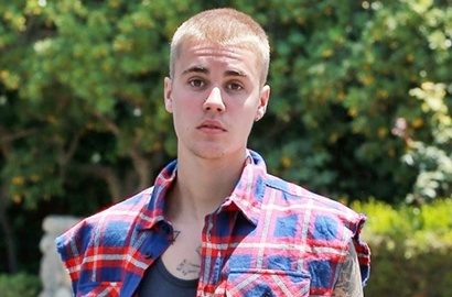 Kesal, Justin Bieber Minta Fans Berhenti Lempar Topi Saat Manggung