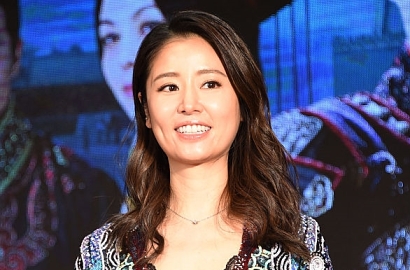 Kenakan Dress 'Batik', Ruby Lin Naik Panggung Jawab Gosip Hamil