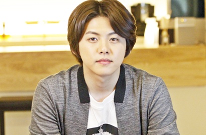 So Sweet! Dongho Rela Pakai Make Up dan Gaun demi Sang Istri