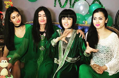 Syuting MV 'Aku Dapat Dari Emak', Julia Perez Adu Seksi Bareng Adik-Adiknya