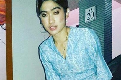 Waduh, Revi Mariska Pamer Paha Duduk Berselonjor di Lantai Mall