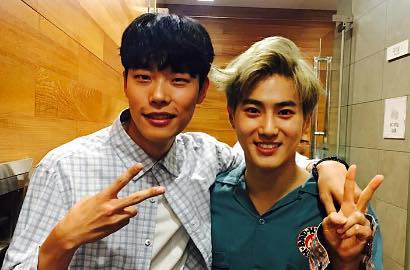 Hadiri Konser EXO, Ryu Jun Yeol Cs Pose Imut Bareng Suho