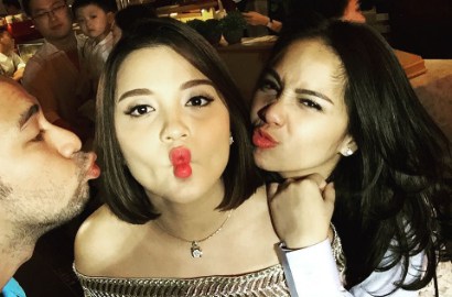 Chelsea Olivia Pose Duck Face Bareng Nagita Slavina, Imut Mana?