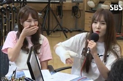 Bukan Karena Ngedance, Yuju G-Friend Ungkap Alasan Kocak Ini Tangannya Patah