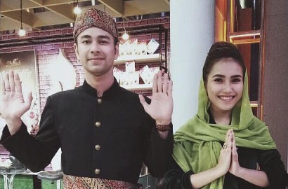 Raffi-Ayu Ting Ting Pakai Sepatu Couple, Billy Syahputra: 'Cinta Lama Bersemi Kembali'