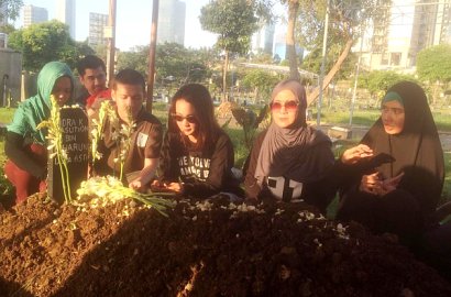 Tiba di Makam Sang Ayah, Dhea Imut Tak Kuasa Menahan Tangis