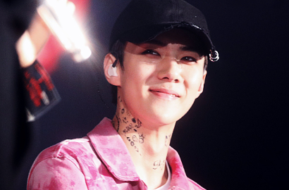 Bikin Heboh, Sehun EXO Renang Telanjang Dada di Kali