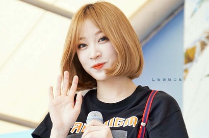 Pakai Bunga Mungil di Telinga, Hani EXID Seksi Berkaos Tipis di Bali