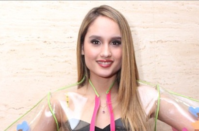 Cinta Laura Pose Cantik di Pantai, Netizen Malah Heboh Komentari Ini