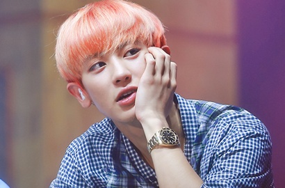 Chanyeol EXO Imut Suapi Kucing Jalan, Fans Malah Fokus ke Rambut Baru