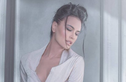 Pamer Punggung Seksi, Sophia Latjuba Bagai Saudari Kembar Victoria Beckham