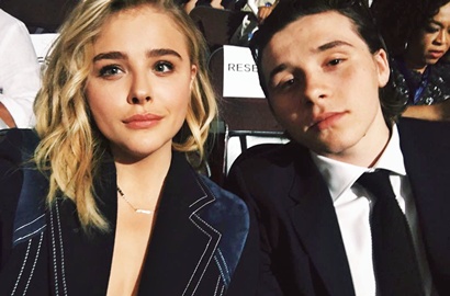 Posting Foto Topless Saat Liburan Bareng Brooklyn, Chloe Moretz Bugil?