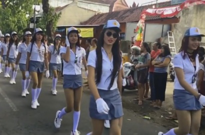 Wow, Waria-Waria Cantik Berseragam SMA Ini Ikut Gerak Jalan Meriahkan 17-an
