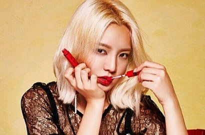 Pakai Tanktop Kece, Hyoyeon Pamer Belahan Dada Seksi di Bandara