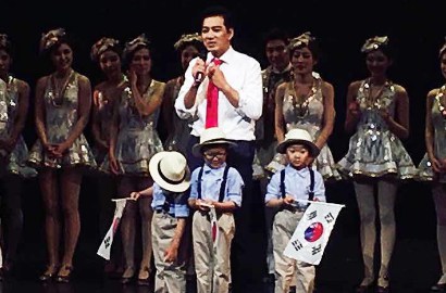 Rayakan HUT Korea Selatan, Song Il Gook Ajak Triplet Naik Panggung