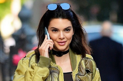 Seksi Berkuda di Tepi Pantai, Pesona Kendall Jenner Sukses Bikin Merinding