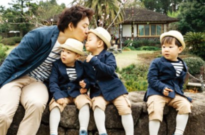 Lucunya, Song Il Gook Posting Foto Triplet Telanjang di Kolam