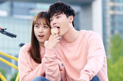 So Sweet, Han Hyo Joo Rela Temani Lee Jong Suk Selesaikan Adegan di 'W'