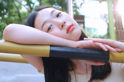 Foto-foto Ini yang Bikin Sulli Dibilang Kayak Buah Persik