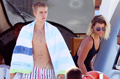 Usai Foto Seks Beredar, Justin Bieber-Sofia Richie Asyik Ciuman di Kapal Pesiar